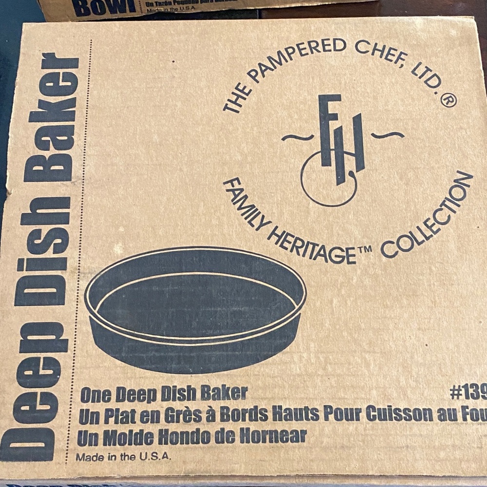 The Pampered Chef Family Heritage Deep Dish Baker - Tan